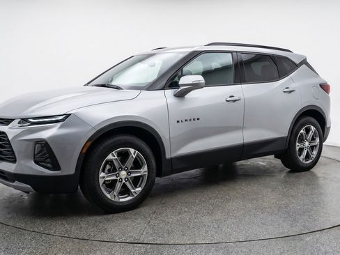 Used 2025 Chevrolet Blazer LT FWD image 3
