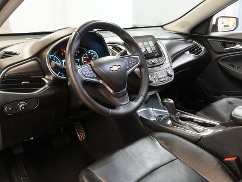 Used 2017 Chevrolet Malibu LT w/ Leather Package FWD image 7