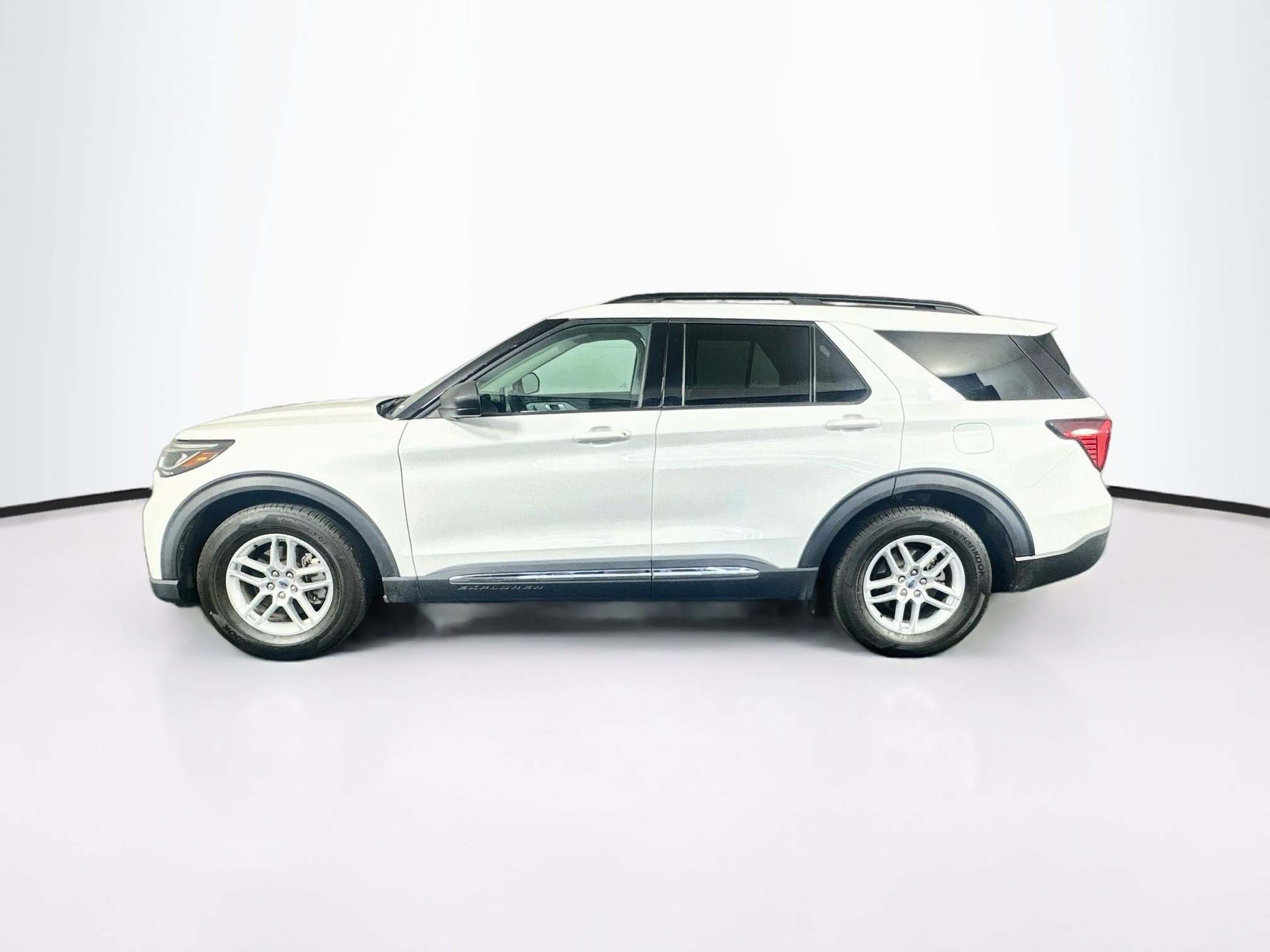 Used 2025 Ford Explorer Active w/ Active Comfort Package RWD image 4