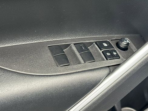 Used 2024 Toyota Corolla Cross LE image 12