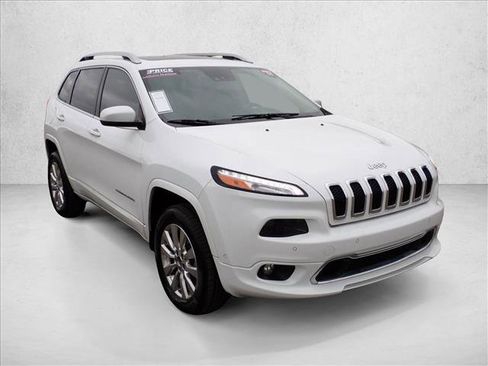 Used 2017 Jeep Cherokee Overland w/ Technology Group AWD/4WD image 6