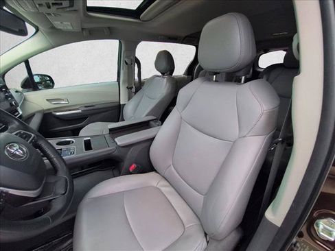 Used 2022 Toyota Sienna XLE FWD image 15