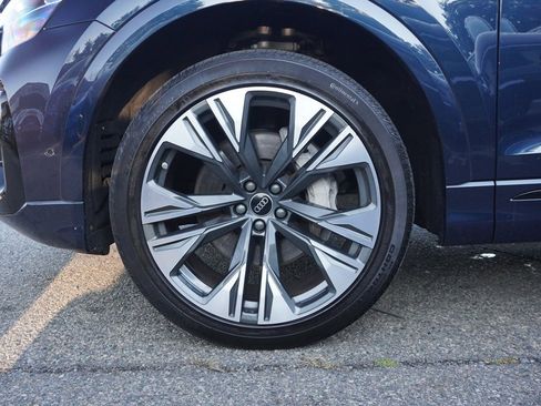 Used 2024 Audi Q8 Premium image 22