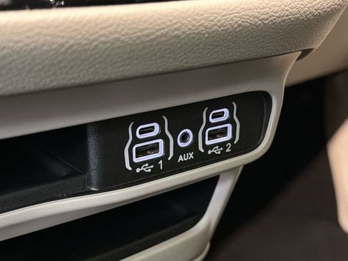 Used 2024 Chrysler Pacifica Touring-L image 27