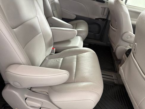 Used 2019 Toyota Sienna XLE w/ XLE Navigation Package FWD image 20