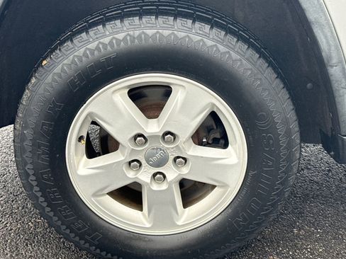 Used 2012 Jeep Grand Cherokee Laredo w/ Laredo E Group image 9