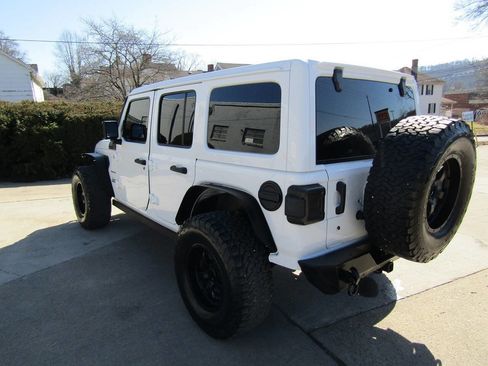 Used 2018 Jeep Wrangler Unlimited Sahara image 7