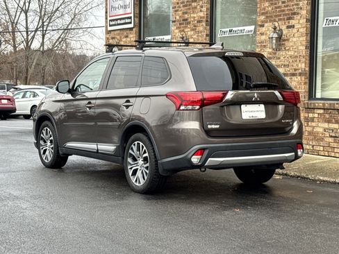 Used 2018 Mitsubishi Outlander SE image 3