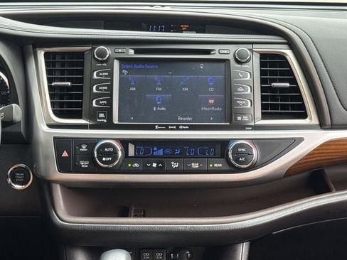 Used 2019 Toyota Highlander Limited FWD image 17