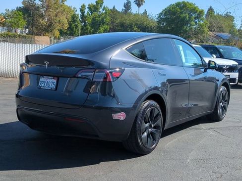 Used 2025 Tesla Model Y Long Range RWD image 3