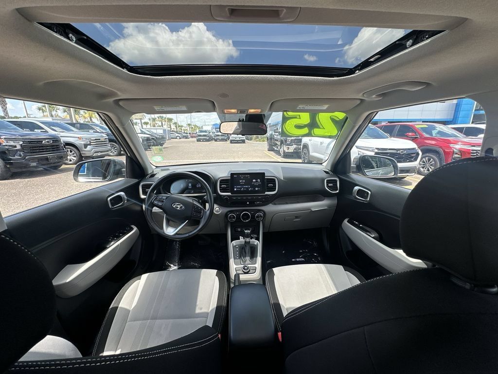 Used 2025 Hyundai Venue SEL FWD image 18