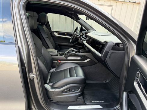Used 2024 Porsche Cayenne w/ Technology Package AWD/4WD image 21