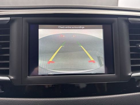 Used 2020 Chrysler Pacifica Touring image 18