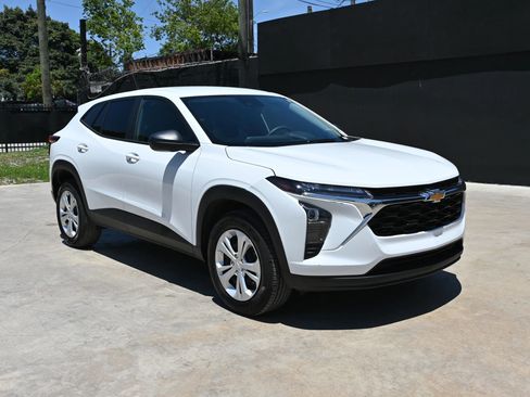 Used 2025 Chevrolet Trax LS FWD image 1