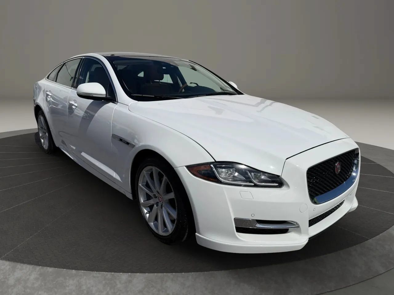 Used 2018 Jaguar XJ R-Sport RWD image 4
