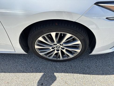 Used 2020 Lexus ES 300h w/ Premium Package FWD image 10