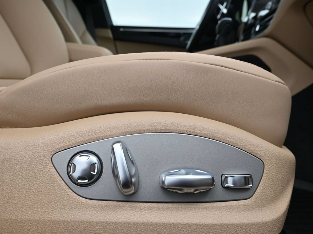 Certified 2026 Porsche Macan AWD/4WD image 15