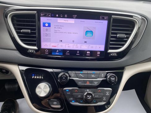 Used 2023 Chrysler Pacifica Touring-L FWD image 19