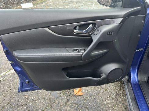 Used 2019 Nissan Rogue SV w/ Premium Package image 14