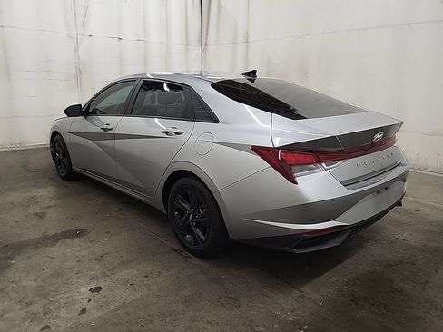 Used 2022 Hyundai Elantra SEL w/ Convenience Package FWD image 2