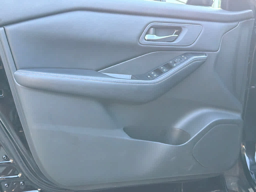 Used 2024 Nissan Rogue SV AWD/4WD image 10
