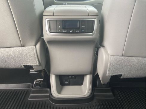 Used 2018 Toyota Highlander XLE AWD/4WD image 13
