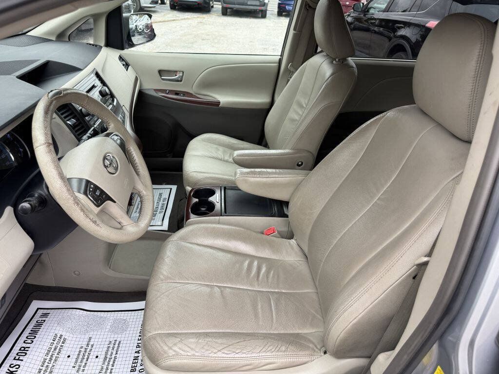 Used 2011 Toyota Sienna XLE w/ Entertainment Pkg FWD image 13