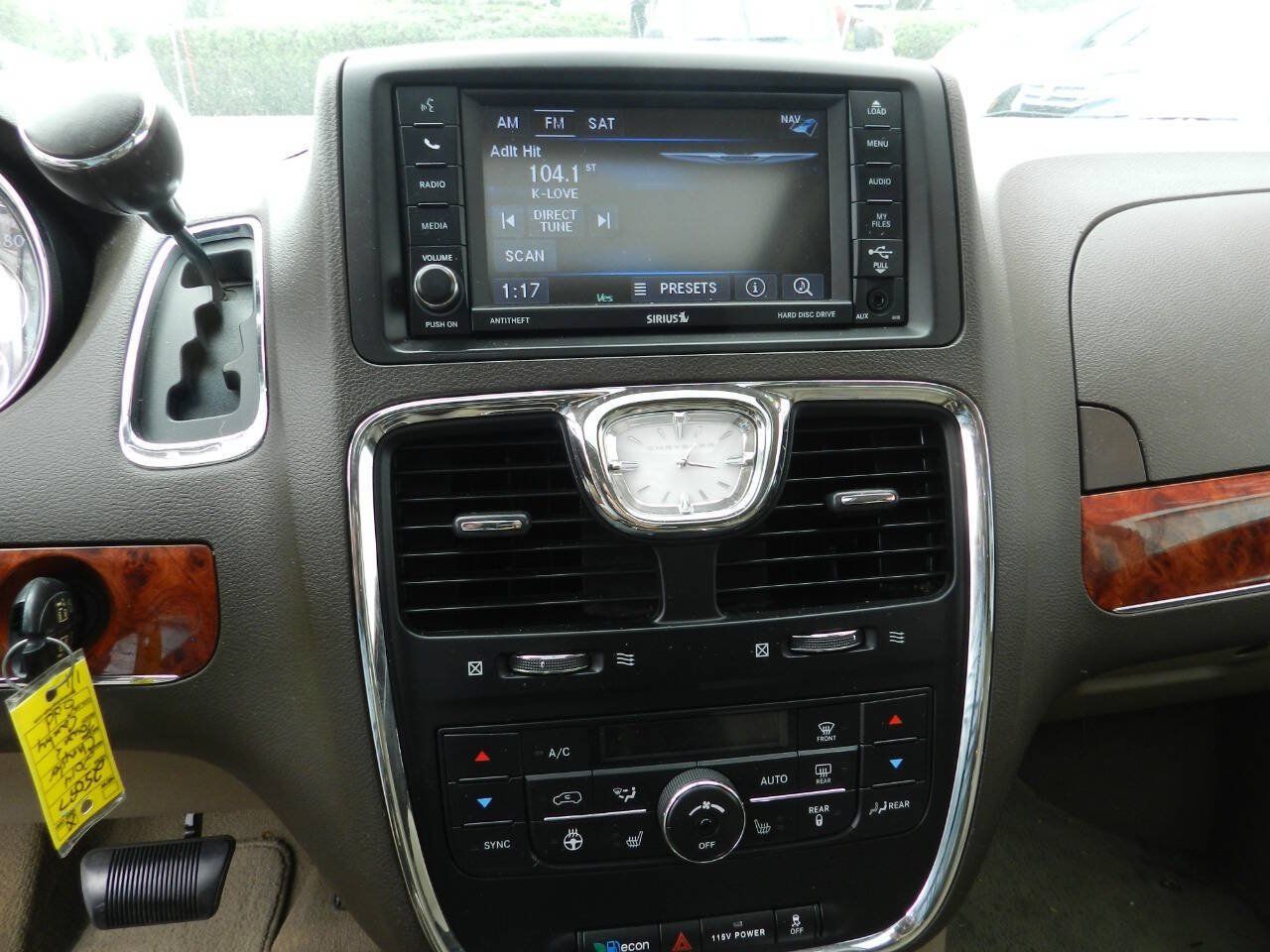 Used 2014 Chrysler Town & Country Limited w/ Luxury Group FWD image 18