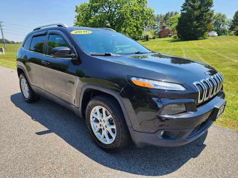 Used 2016 Jeep Cherokee Latitude w/ Cold Weather Group AWD/4WD image 4