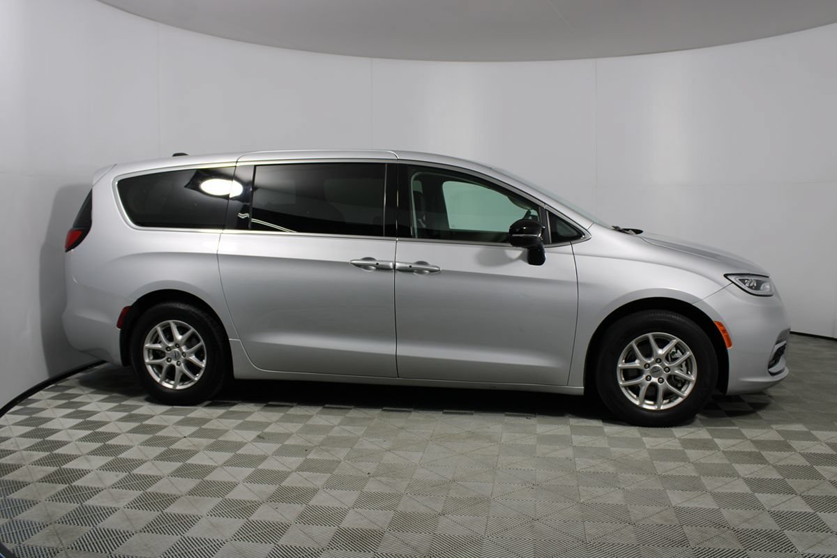 Used 2024 Chrysler Pacifica Touring-L FWD image 47