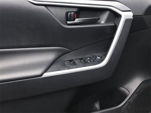 Used 2019 Toyota RAV4 LE image 8