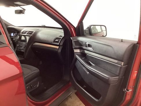Used 2018 Ford Explorer XLT w/ Equipment Group 201A AWD/4WD image 17