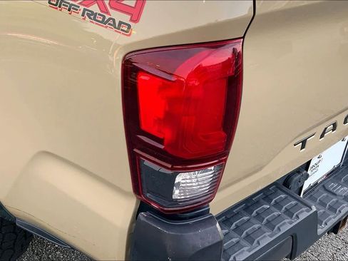 Used 2018 Toyota Tacoma TRD Off-Road AWD/4WD image 27