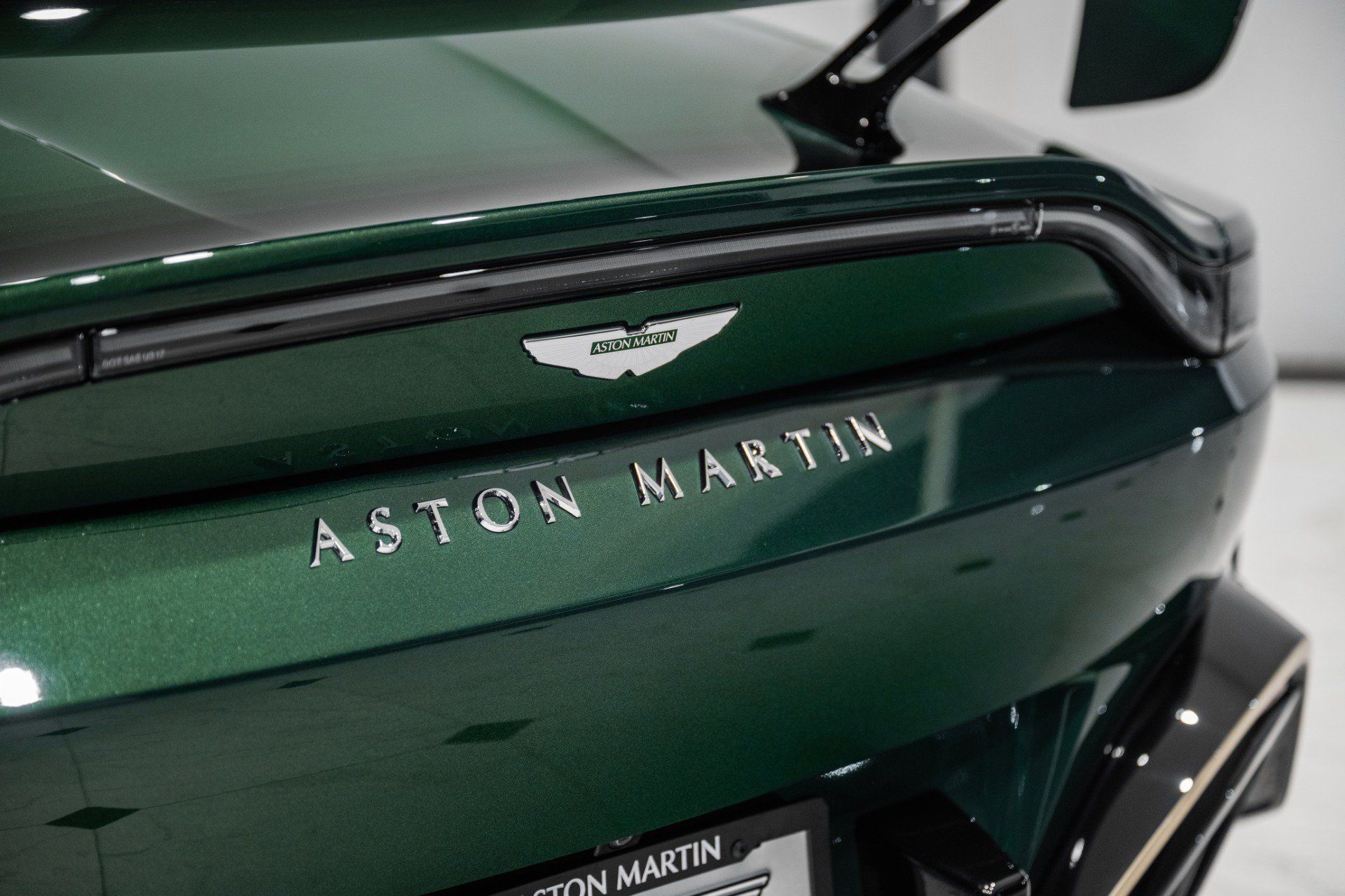 Used 2023 Aston Martin V12 Vantage Roadster RWD image 8