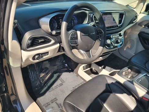 Used 2023 Chrysler Pacifica Touring-L FWD image 12