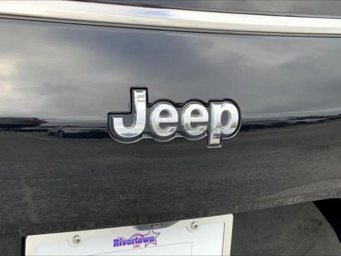 Used 2023 Jeep Grand Cherokee L Laredo image 28