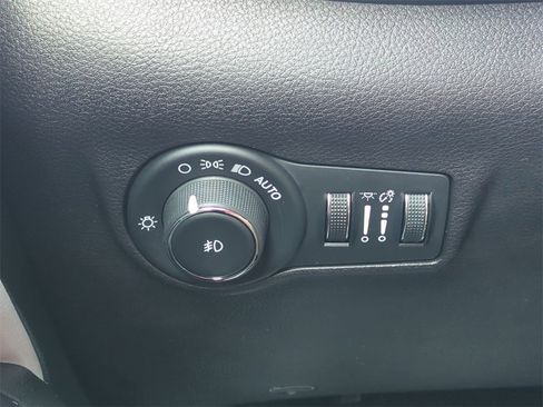 Used 2024 Jeep Compass Limited image 17