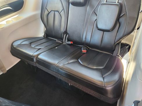 Used 2024 Chrysler Pacifica Select image 19