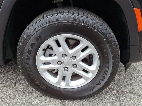 Used 2023 Jeep Grand Cherokee Laredo image 8