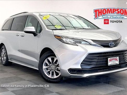 Used 2022 Toyota Sienna LE AWD/4WD image 1