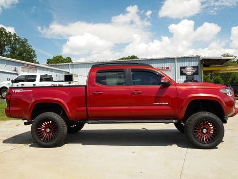 Used 2019 Toyota Tacoma TRD Sport w/ Technology Package RWD image 3