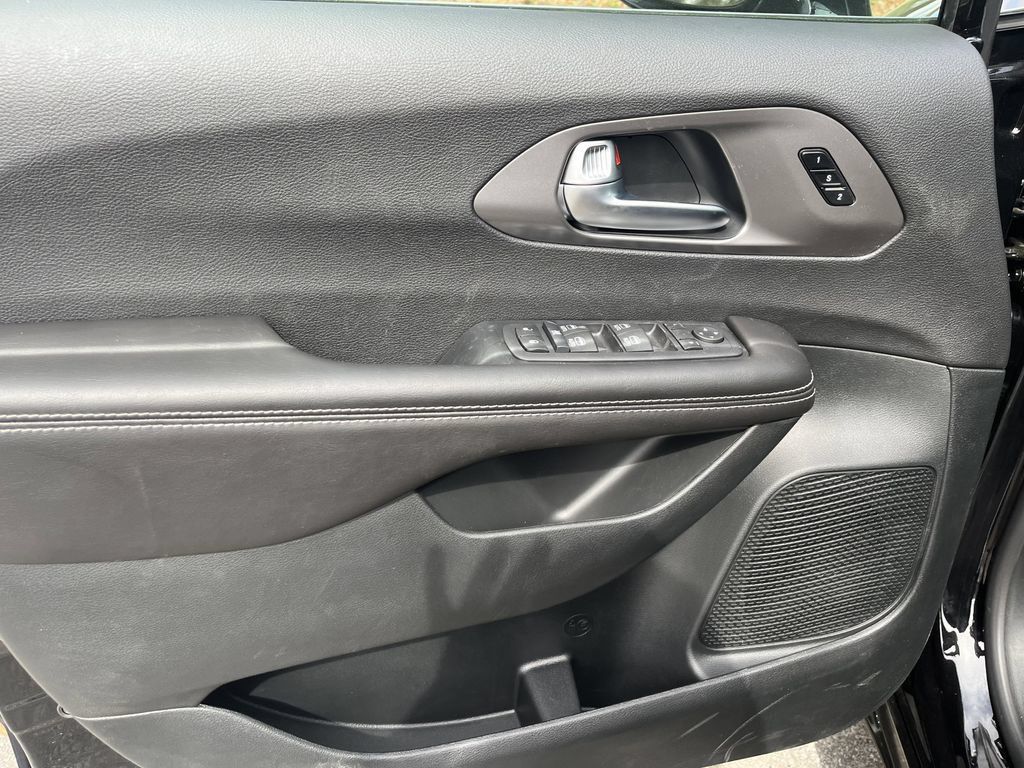 New 2026 Chrysler Pacifica Select FWD image 16