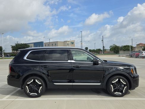 Used 2023 Kia Telluride EX w/ EX Captain's Chair Package FWD image 2