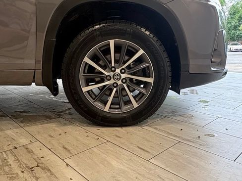 Used 2018 Toyota Highlander XLE AWD/4WD image 23
