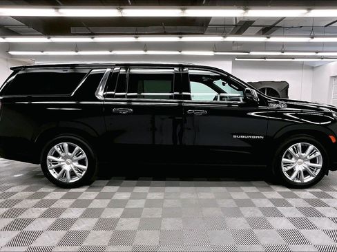 Used 2024 Chevrolet Suburban High Country AWD/4WD image 16