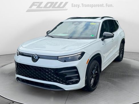 New 2025 Volkswagen Tiguan SE R-Line image 3