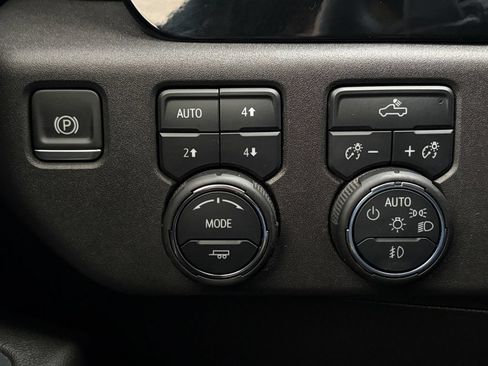 Used 2025 Chevrolet Silverado 1500 LT Trail Boss w/ Convenience Package II AWD/4WD image 17