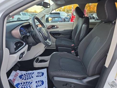 Used 2023 Chrysler Voyager LX image 6