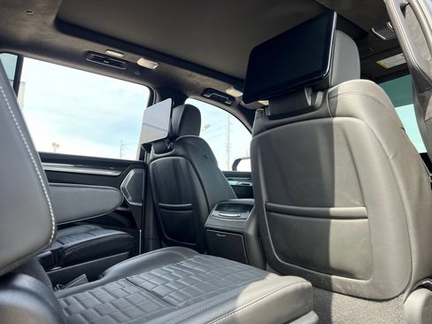Used 2025 Cadillac Escalade ESV V AWD/4WD image 28
