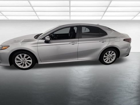 Used 2022 Toyota Camry LE FWD image 3